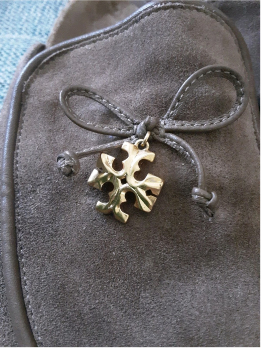 TORY BURCH River Rock Taupe Suede Mules Gold T Charm Bow Cork Insole Sz 5.5 Mint - Picture 3 of 14